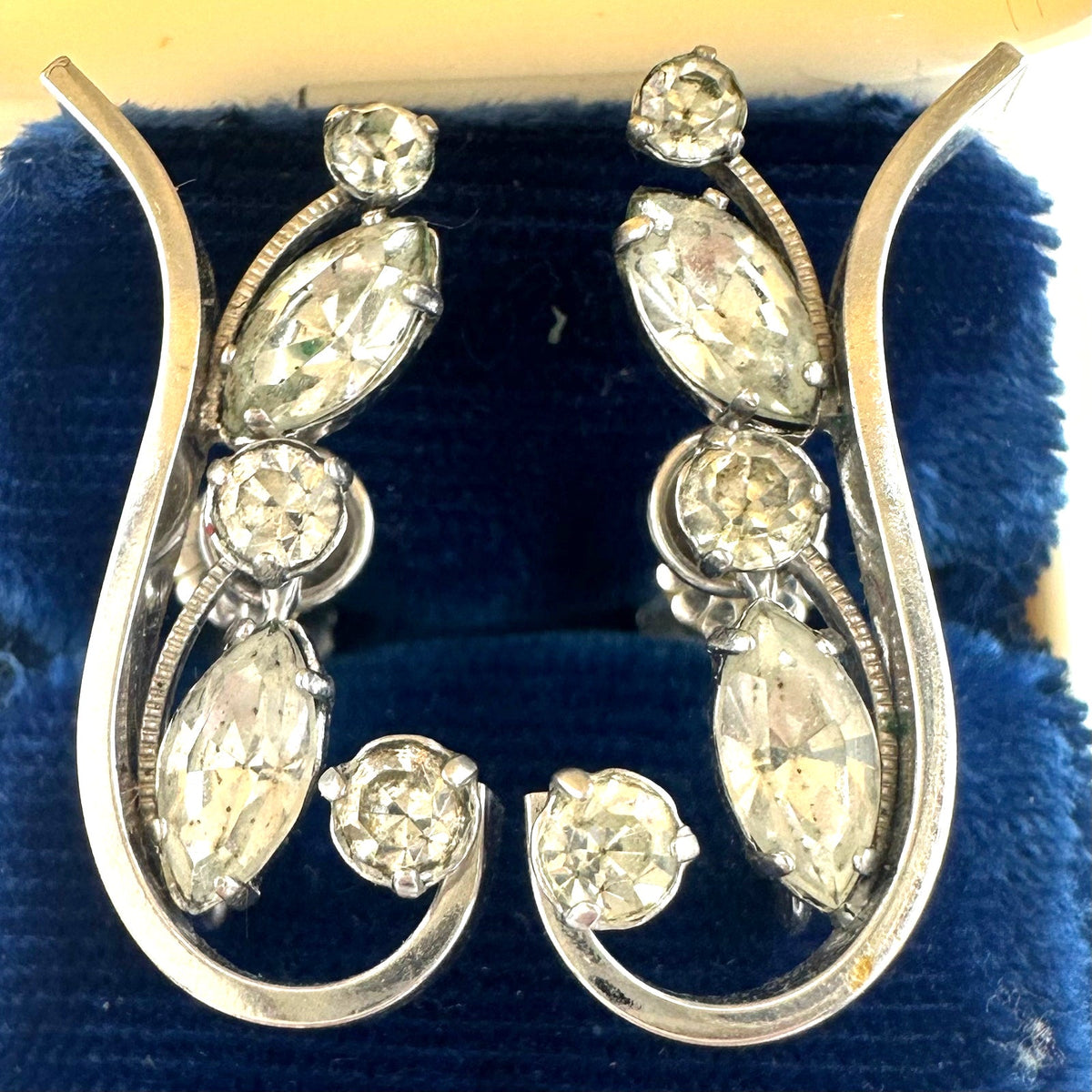 Krementz vintage clear rhinestones rhodium silver tone screw back earrings