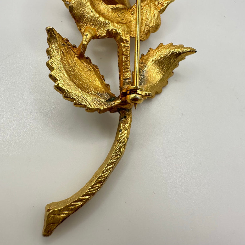 Vintage gold tone white enamel trembler en tremblant rose flower floral brooch
