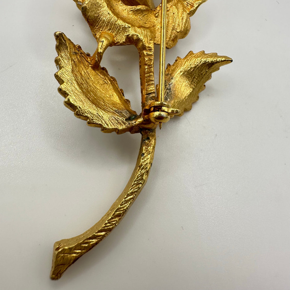 Vintage gold tone white enamel trembler en tremblant rose flower floral brooch