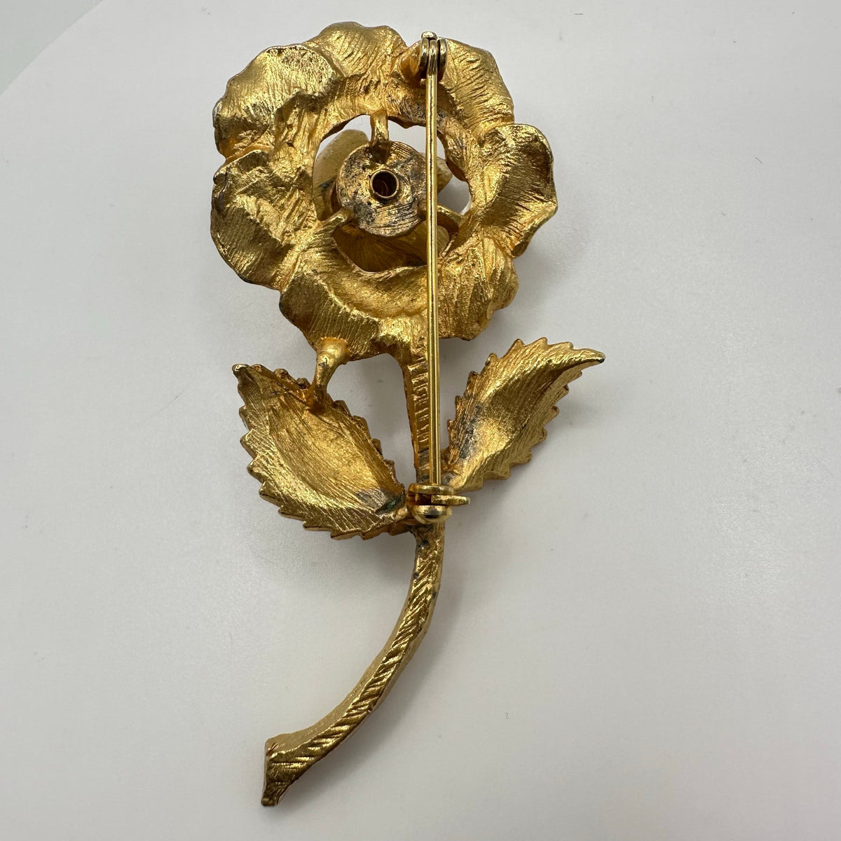 Vintage gold tone white enamel trembler en tremblant rose flower floral brooch