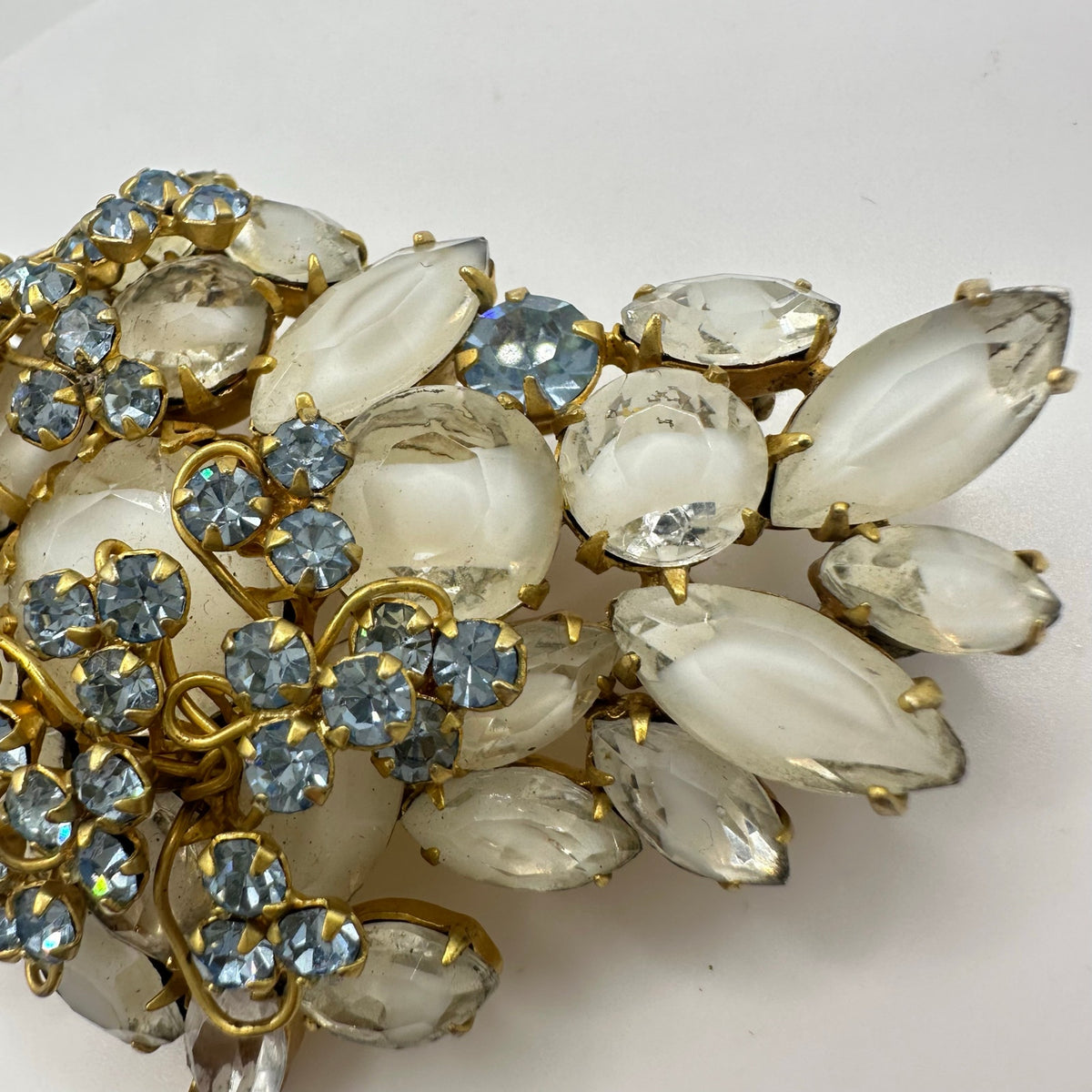 Unsigned 1950s vintage large gold tone blue clear givre glass rhinestones brooch