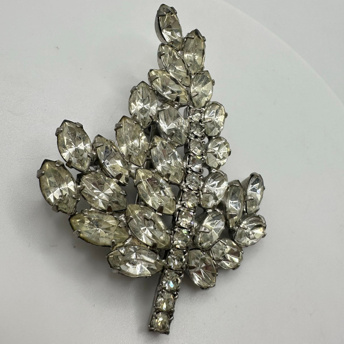 1940s 1950s vintage silver tone rhodium clear glass rhinestones leaf brooch