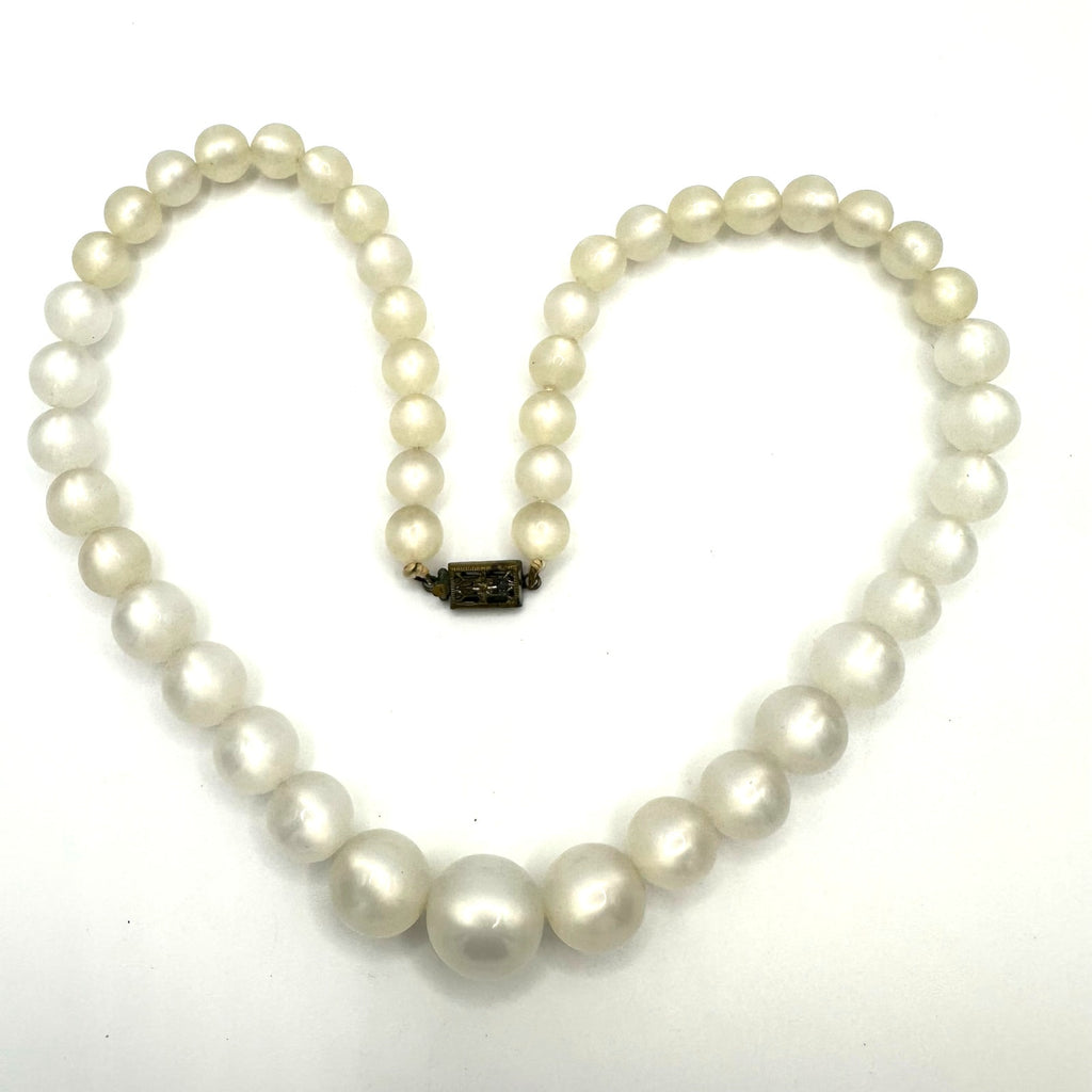 Vintage 1940s pearly white moonglow lucite beads beaded graduated 15" necklace