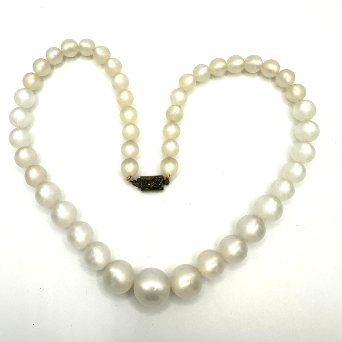 Vintage 1940s pearly white moonglow lucite beads beaded graduated 15" necklace