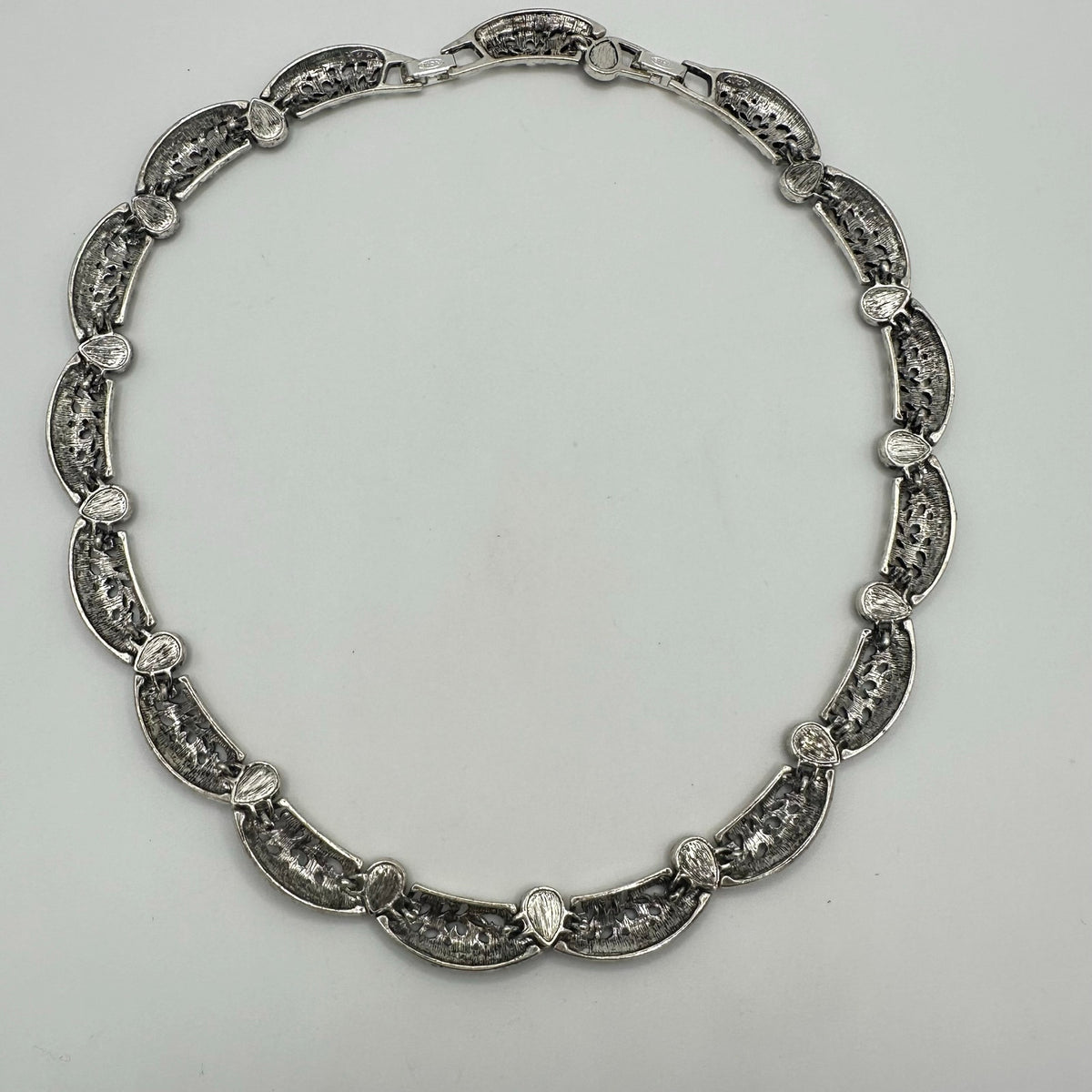 Avon vintage silver tone purple cats eye art glass faux chalcedony necklace