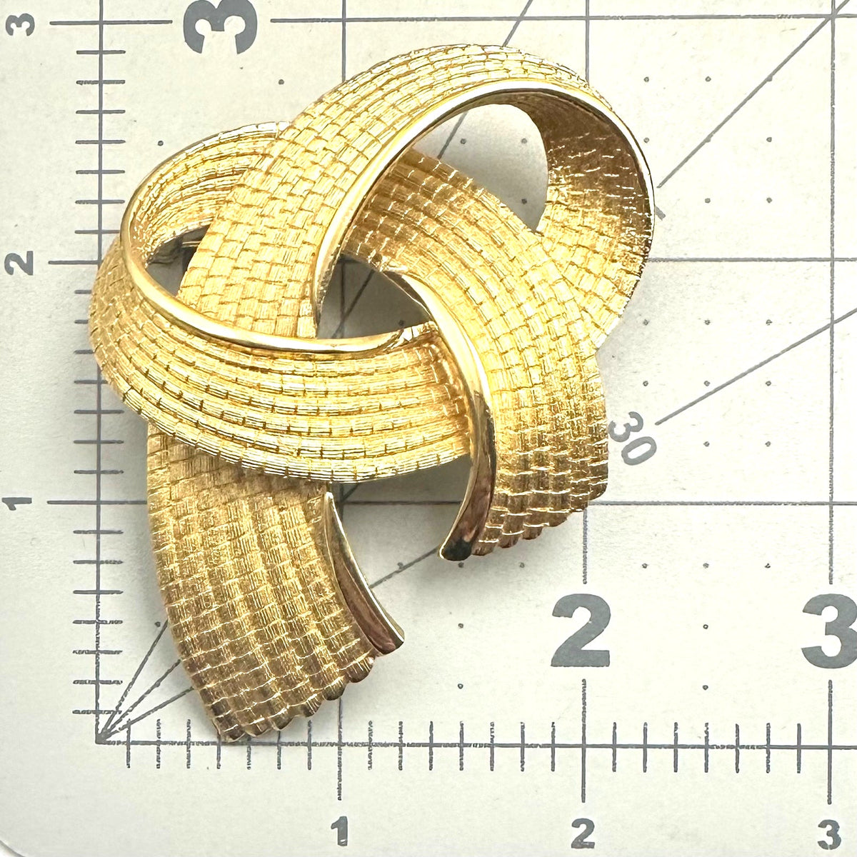 Monet signed vintage gold tone twisted rope ribbon textured 3D brooch