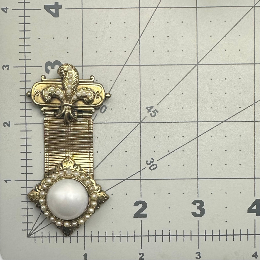 Karu vintage Victorian Revival gold tone mesh white faux pearls brooch