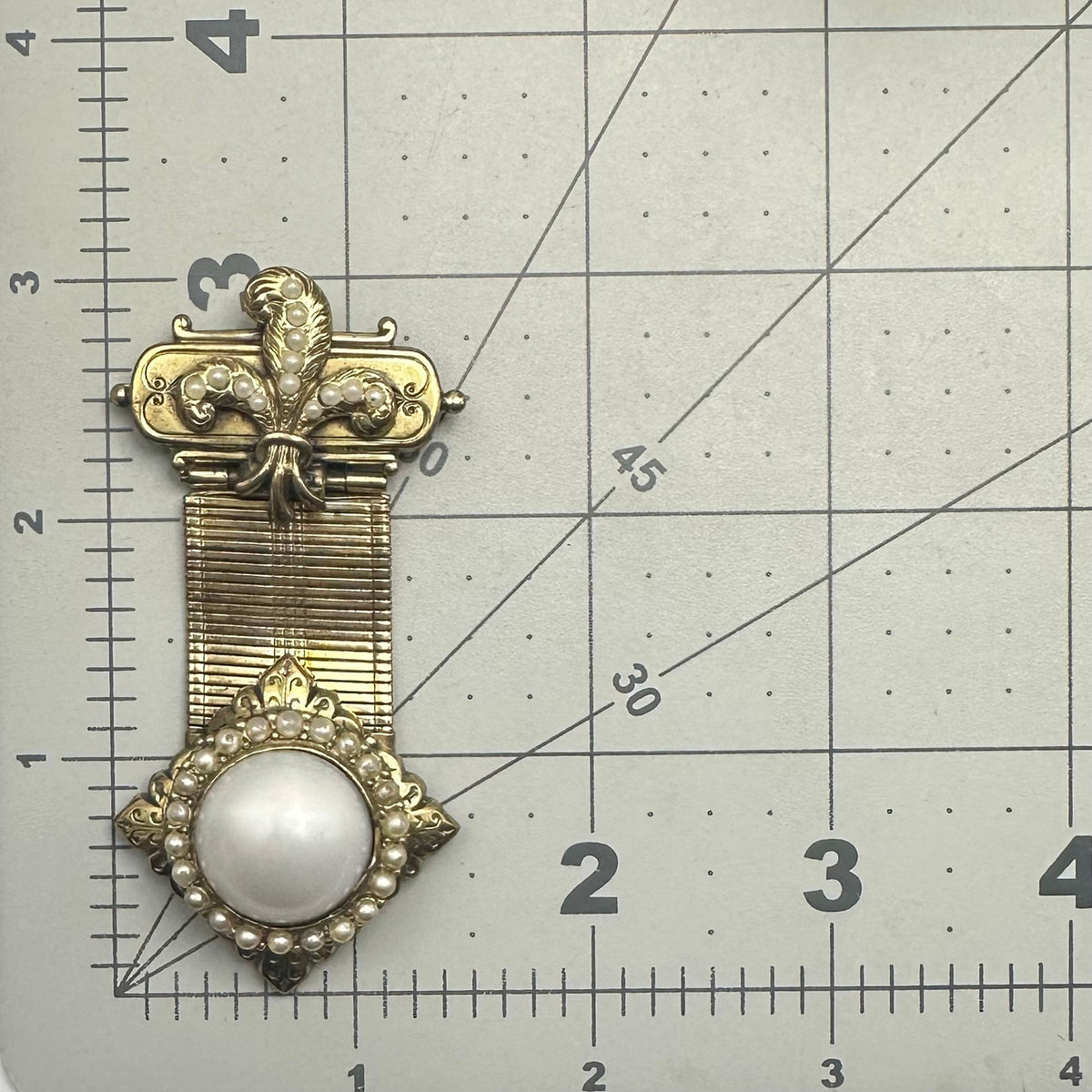 Karu vintage Victorian Revival gold tone mesh white faux pearls brooch