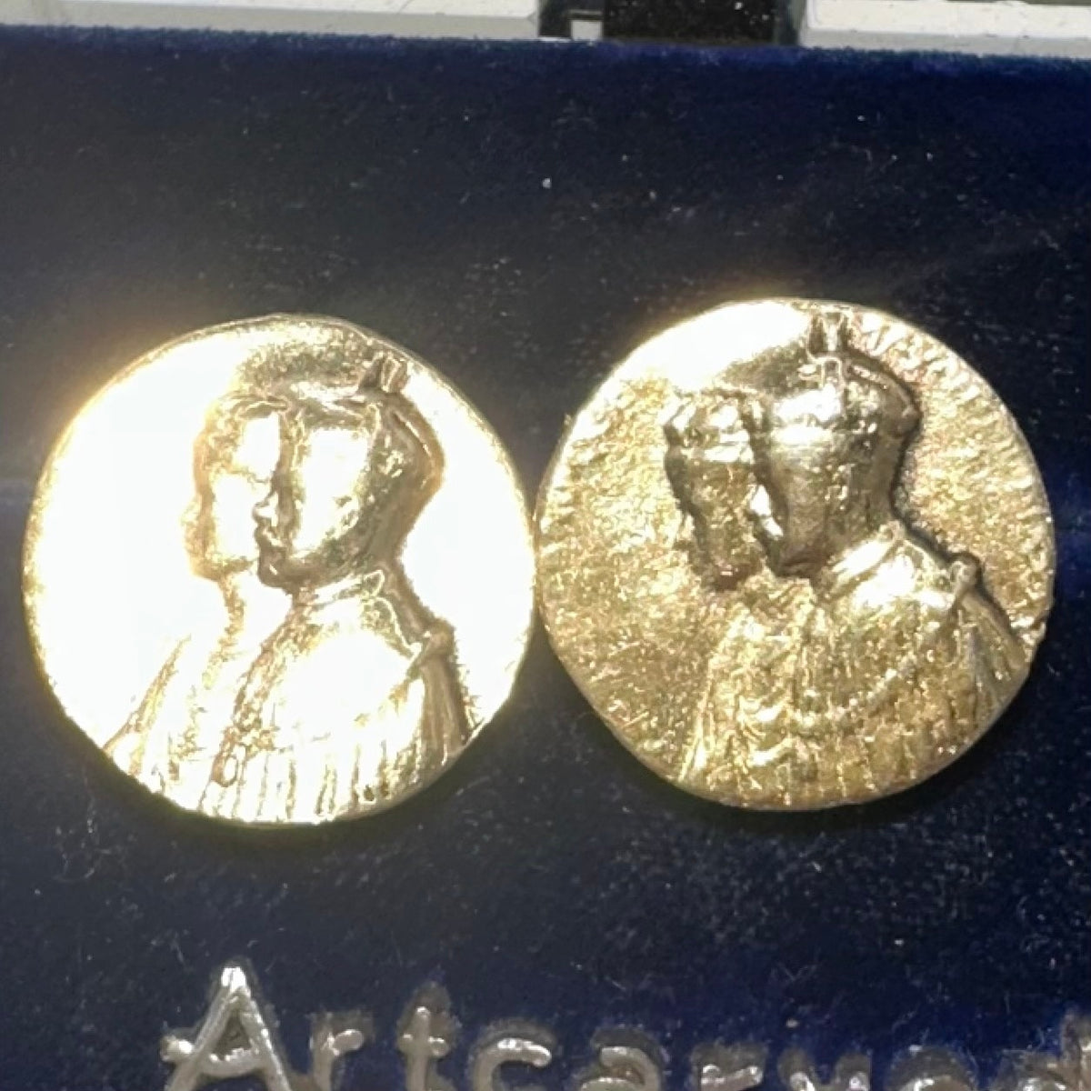 Vintage gold tone double cameos king queen coins screw back earrings