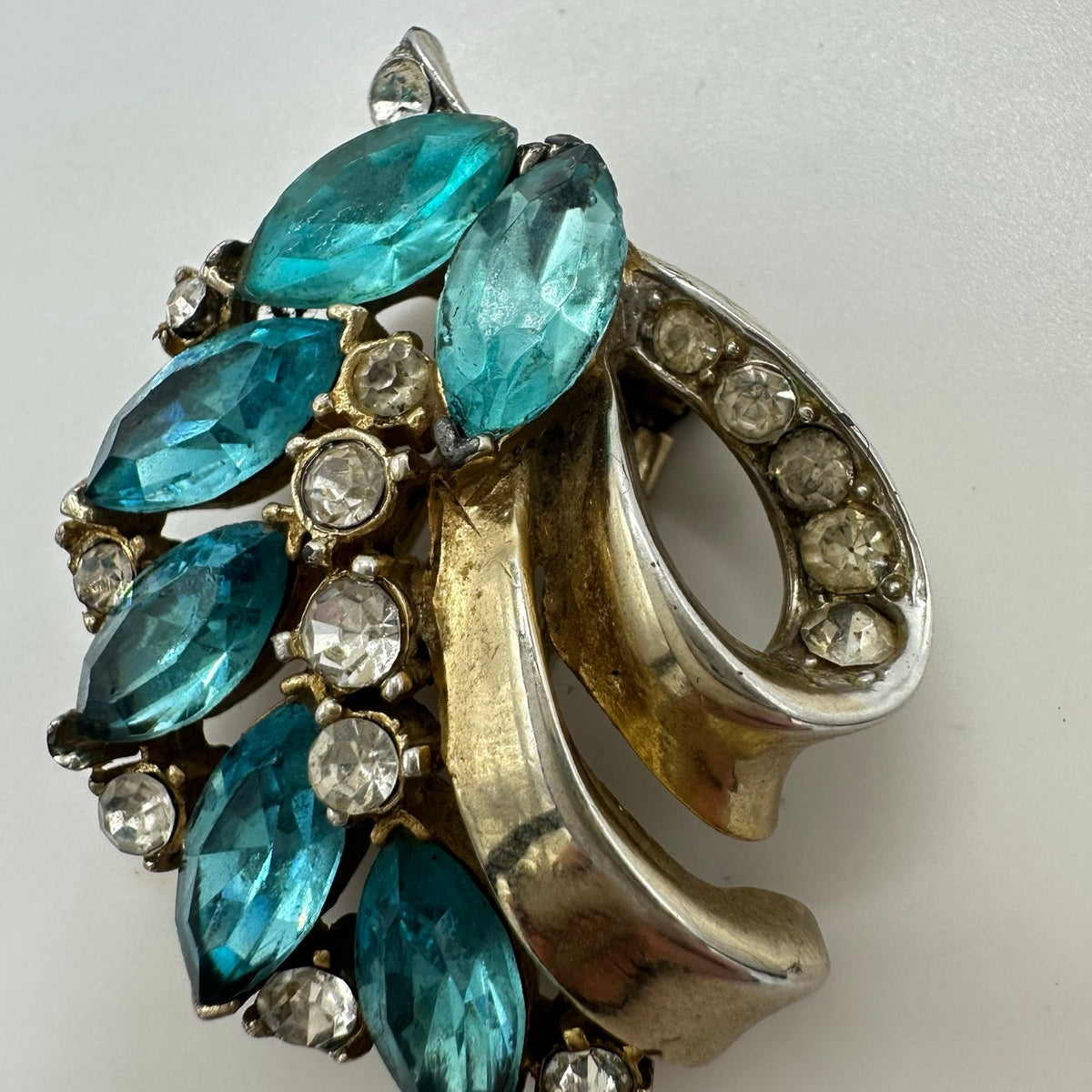 Coro Craft vintage gold tone aqua blue clear glass rhinestones dress fur clip