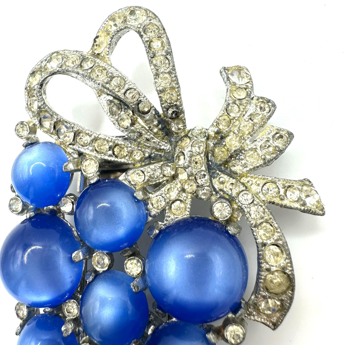 Coro 1941 silver tone blue moonglow lucite rhinestones grapes bunch brooch clip