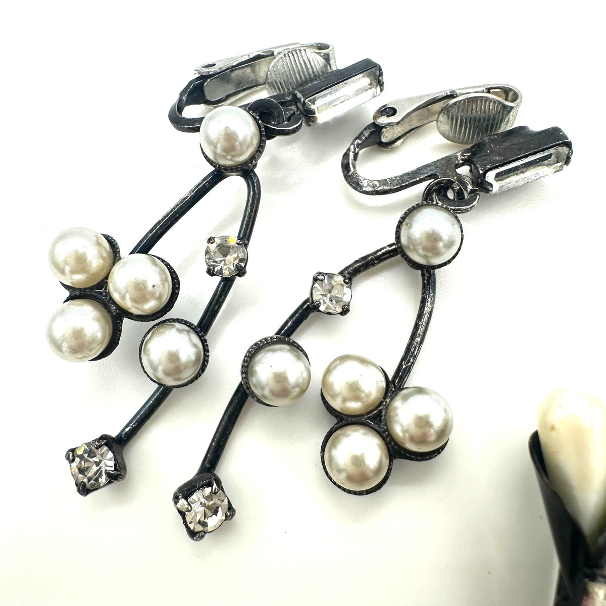 Vintage black japanned faux pearls baguette rhinestones brooch clip on earrings