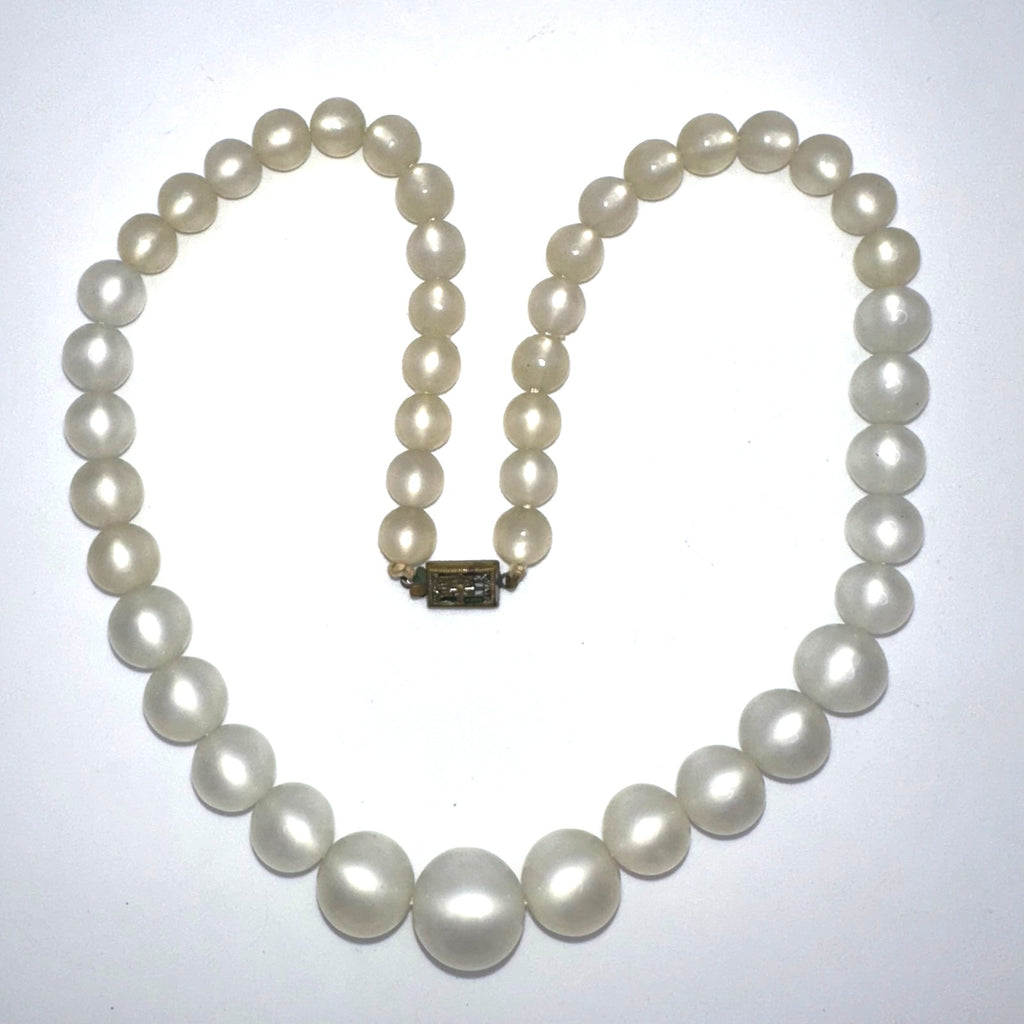 Vintage 1940s pearly white moonglow lucite beads beaded graduated 15" necklace