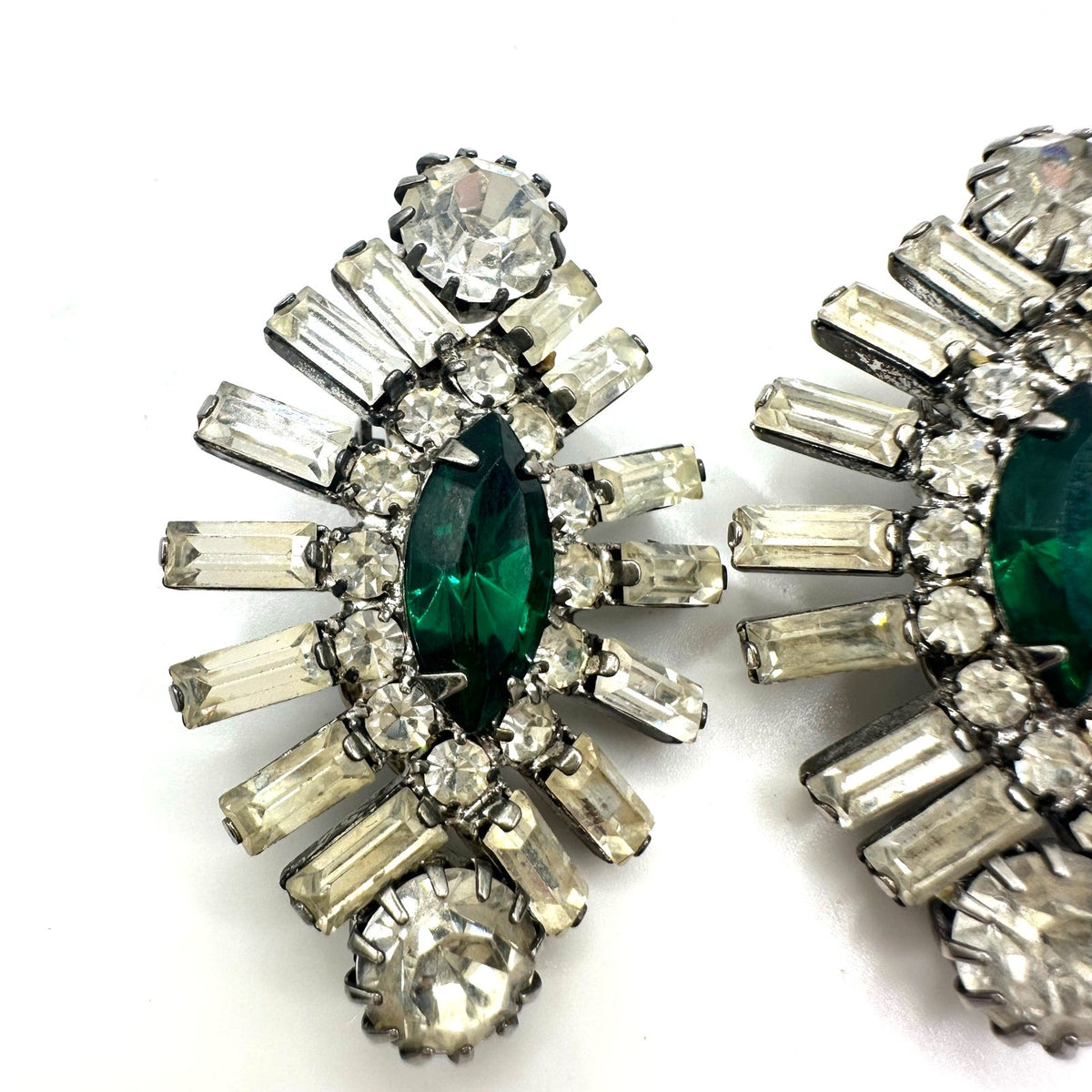 Vintage 1940s 1950s silver tone clear emerald green rhinestones clip on earrings
