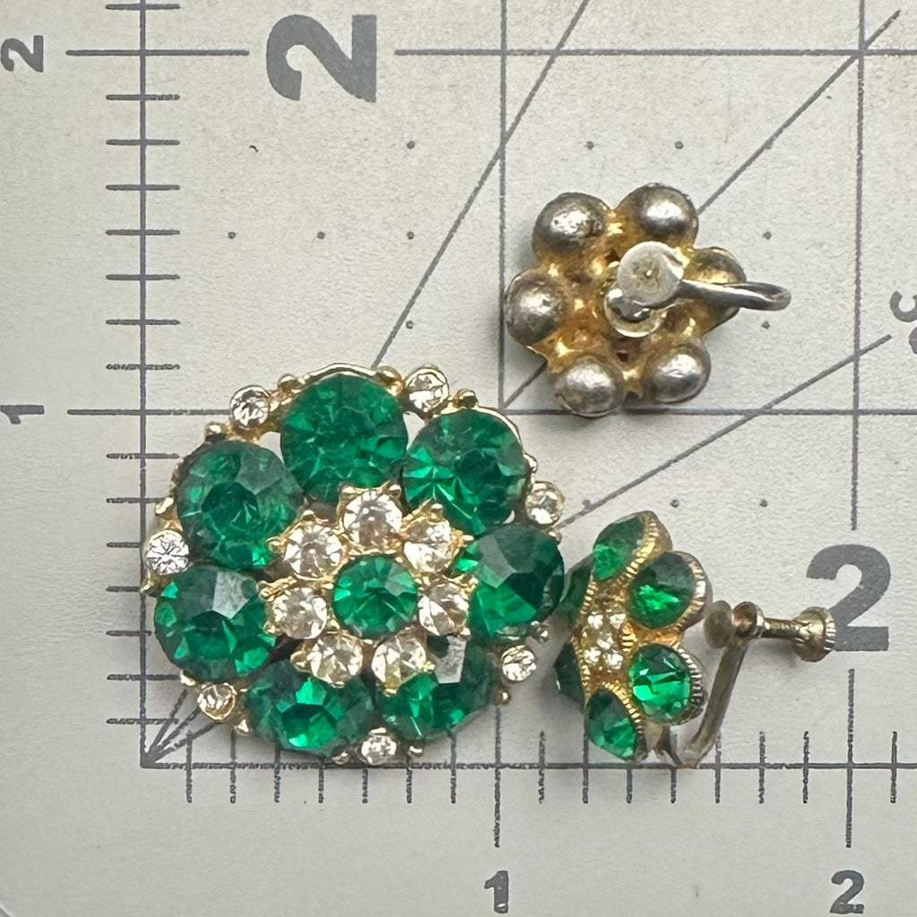Vintage 1940s gold tone emerald green clear rhinestones brooch screw earrings