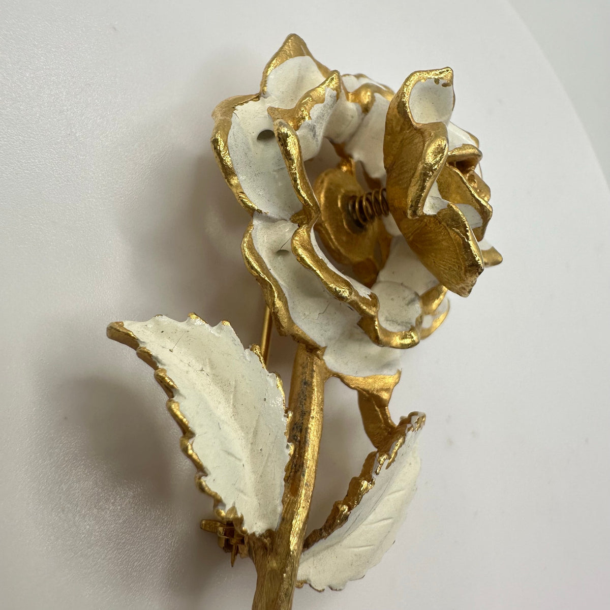 Vintage gold tone white enamel trembler en tremblant rose flower floral brooch