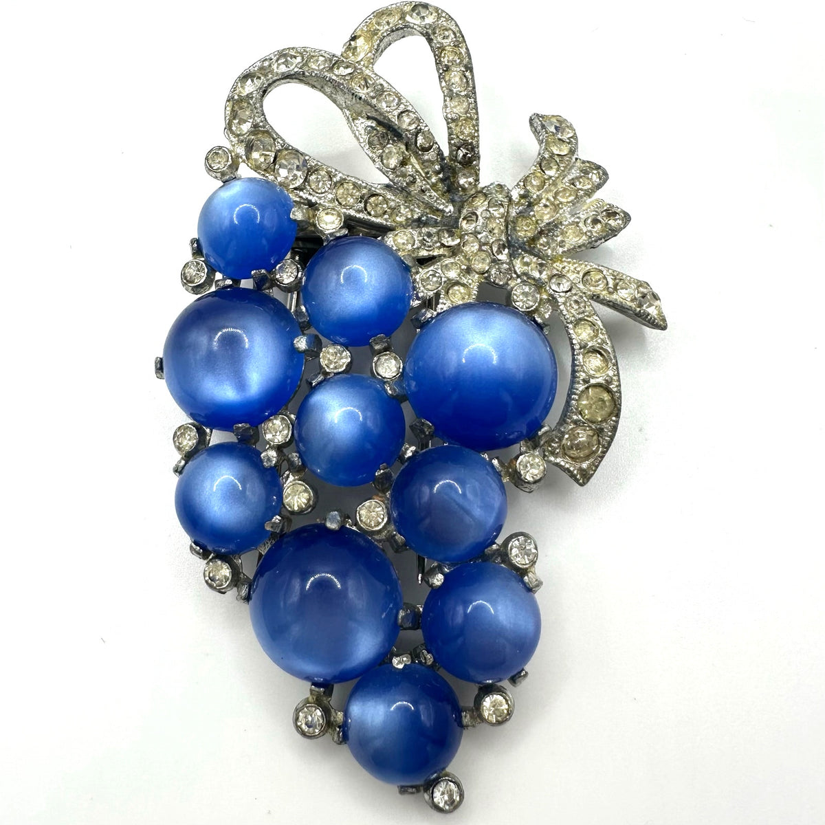 Coro 1941 silver tone blue moonglow lucite rhinestones grapes bunch brooch clip