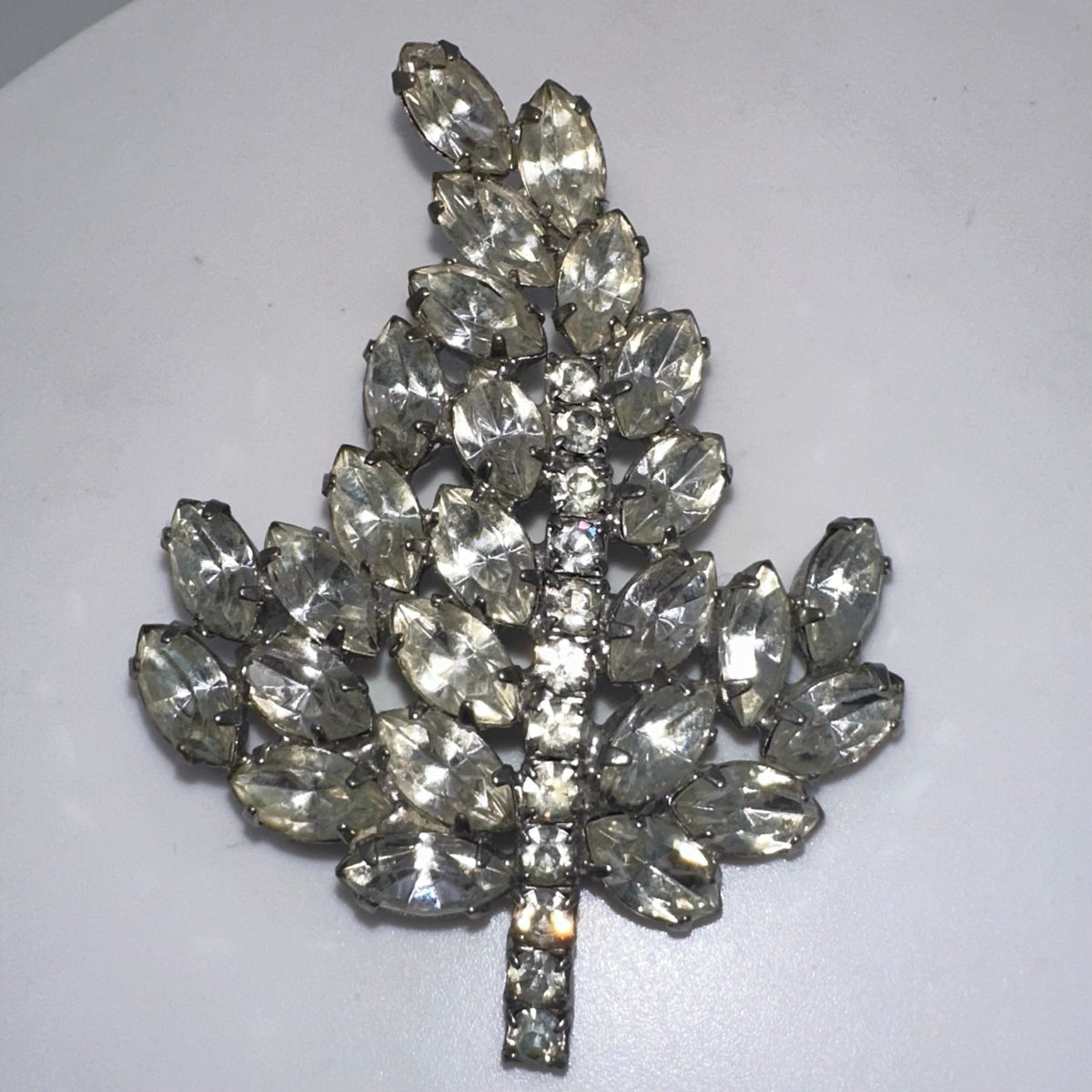 1940s 1950s vintage silver tone rhodium clear glass rhinestones leaf brooch
