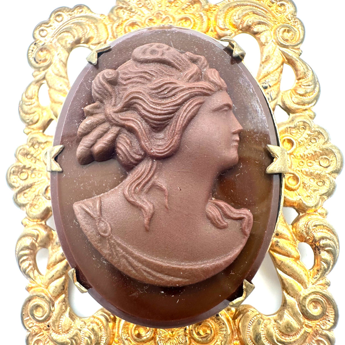 Antique vintage 1930s 1940s molded brown glass cameo gold tone brass brooch