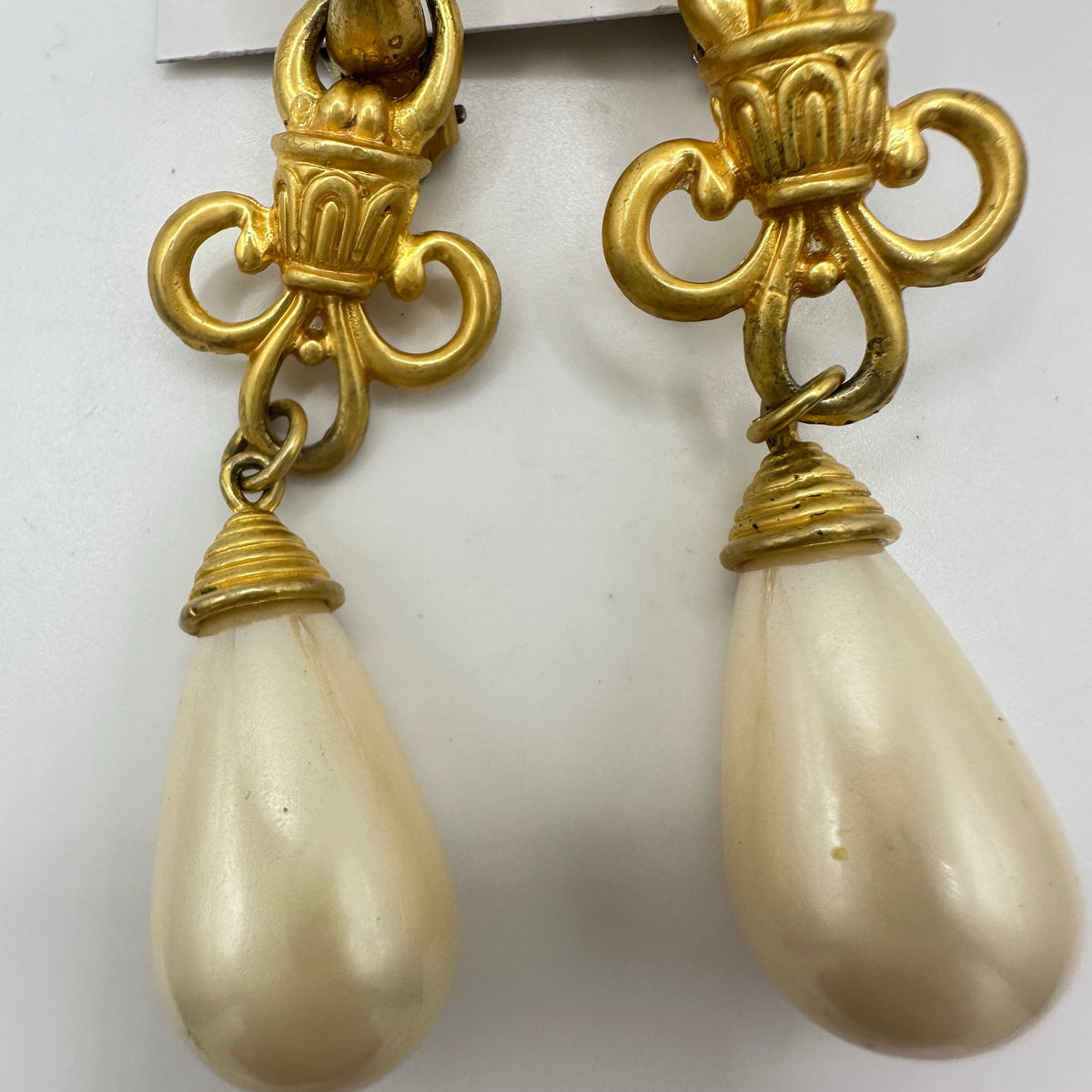 1990s vintage gold tone rope faux pearls dangle high end clip on earrings