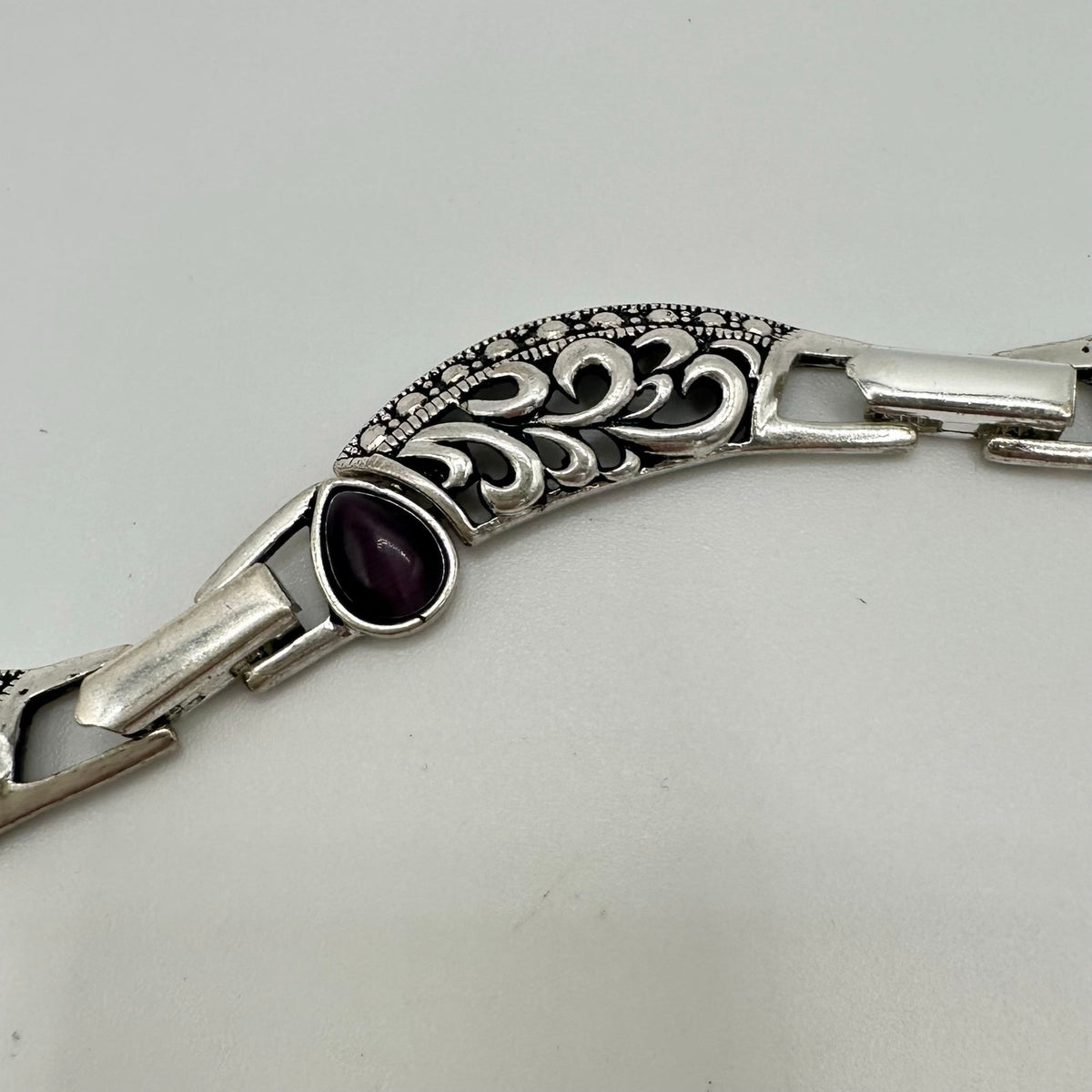 Avon vintage silver tone purple cats eye art glass faux chalcedony necklace