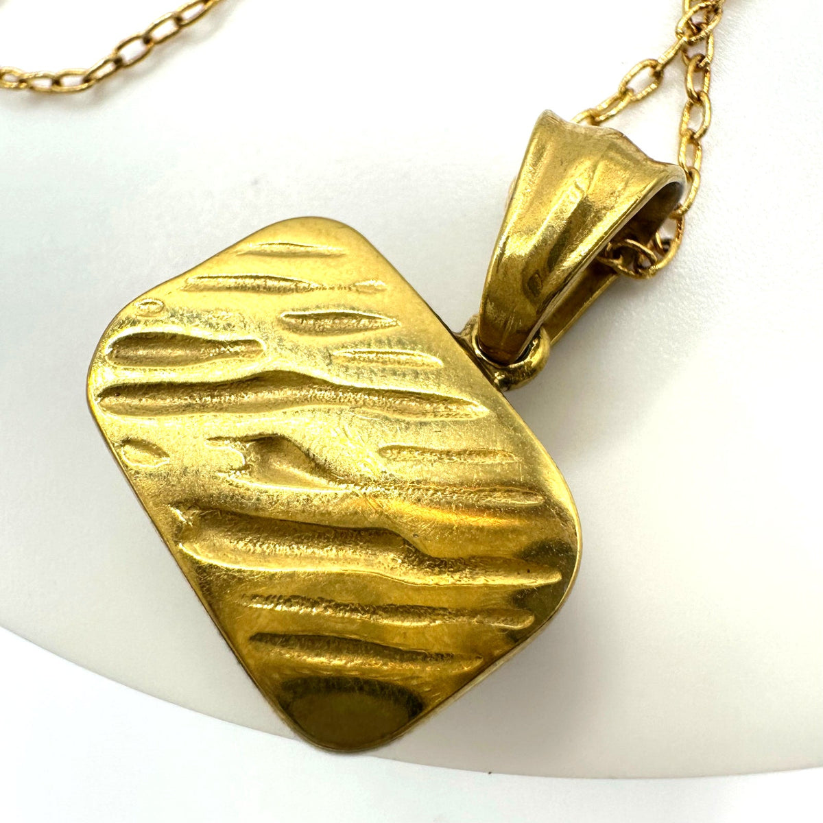 Gold tone genuine purple amethyst cabochon pendant 17.75" chain necklace