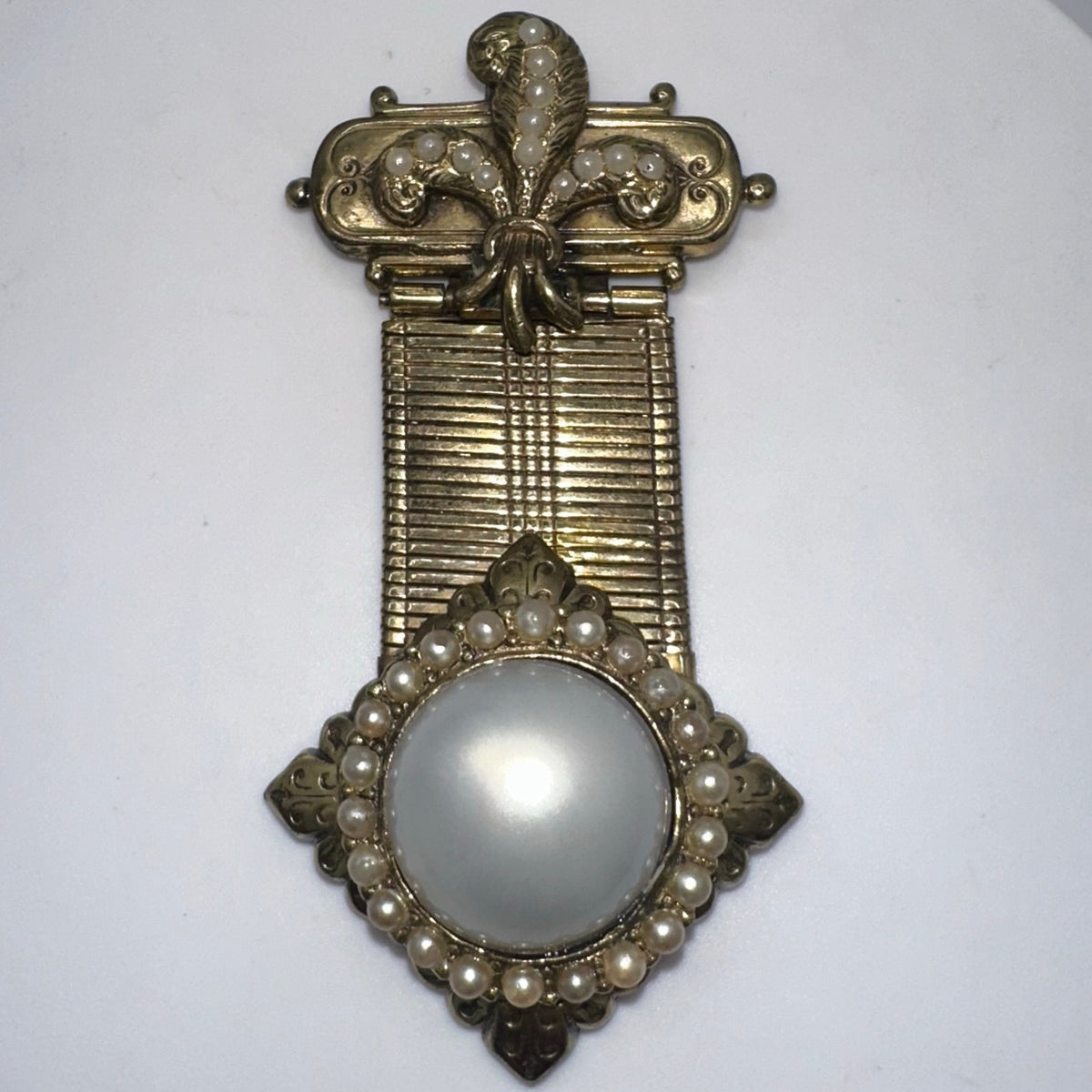 Karu vintage Victorian Revival gold tone mesh white faux pearls brooch