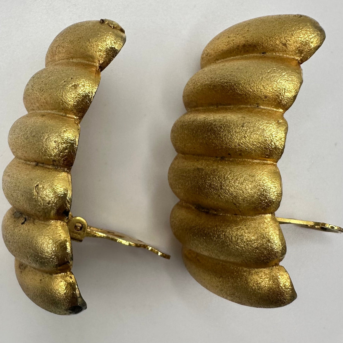 1980s vintage gold tone jumbo massive scalloped high end clip on earrings