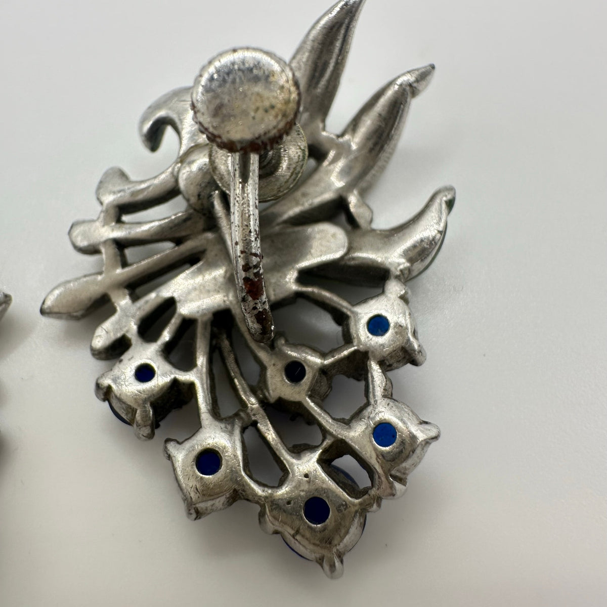 1940s vintage silver tone blue rhinestones green enamel screw back earrings