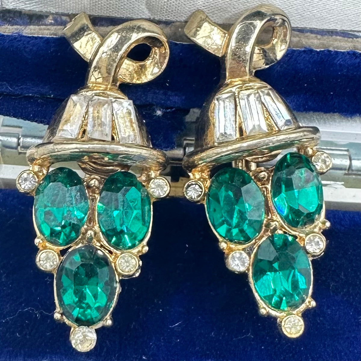 Coro vintage gold tone emerald green rhinestones baguettes clip on earrings