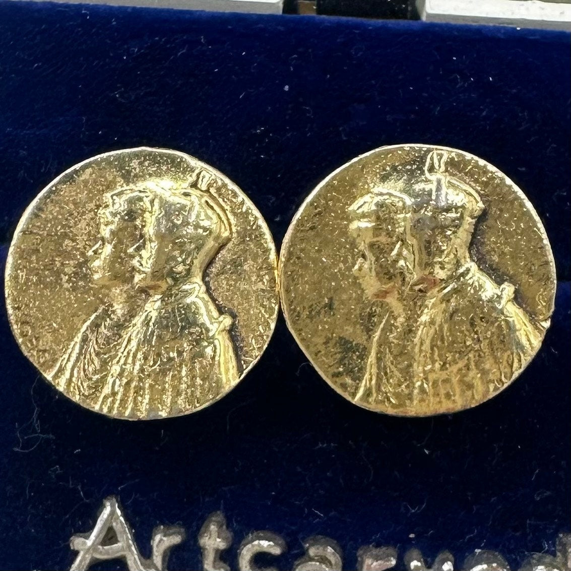 Vintage gold tone double cameos king queen coins screw back earrings