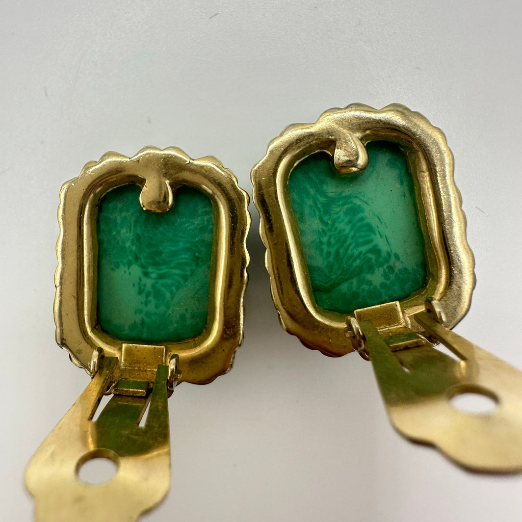 Reja 1940s vintage gold tone green swirled “Peking” art glass clip on earrings
