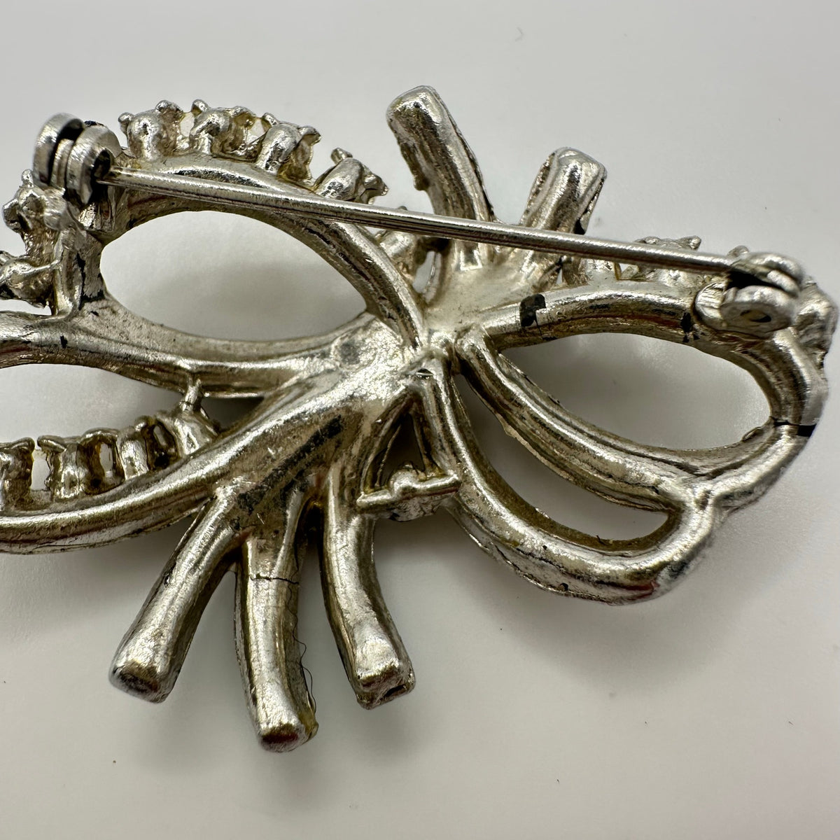 Vintage 1940 silver tone rhodium plated clear blue rhinestones bow brooch