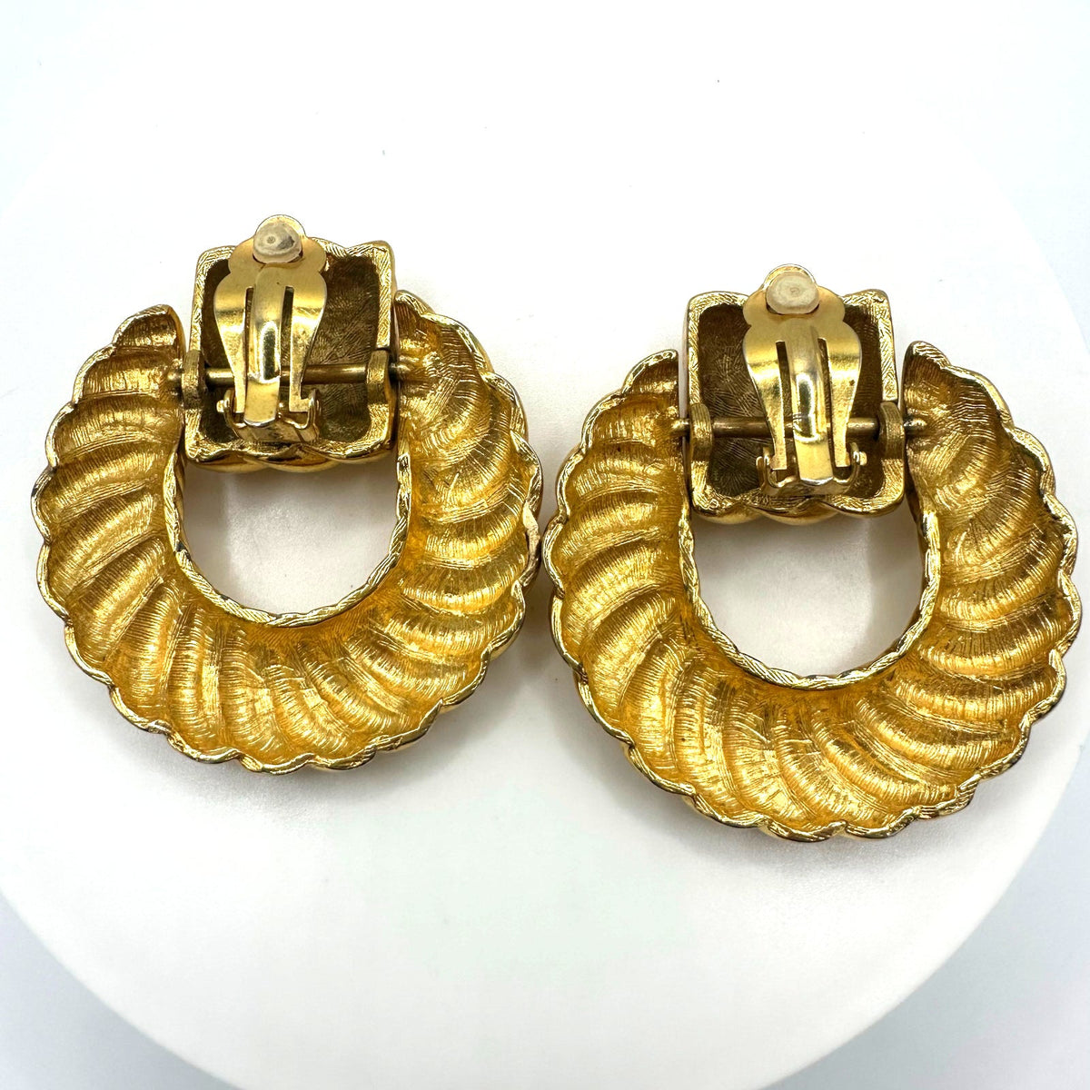 Vintage 1980s 1990s gold tone scalloped door knocker statement clip on earrings