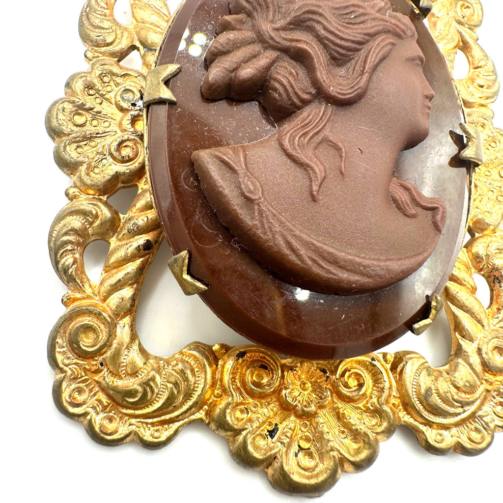 Antique vintage 1930s 1940s molded brown glass cameo gold tone brass brooch