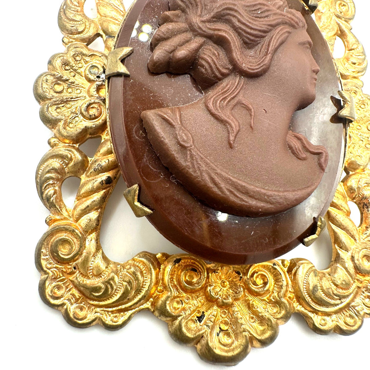 Antique vintage 1930s 1940s molded brown glass cameo gold tone brass brooch