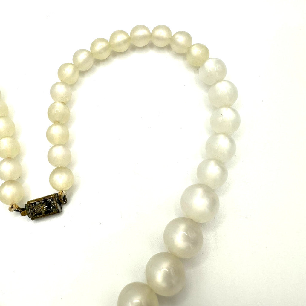 Vintage 1940s pearly white moonglow lucite beads beaded graduated 15" necklace