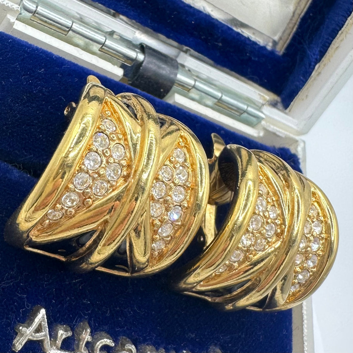 Jackie Collins vintage gold tone rhinestones black enamel hoops clip on earrings