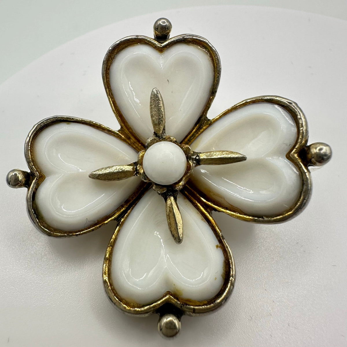 Coro vintage gold tone true gripoix poured white milk glass 4 leaf clover brooch