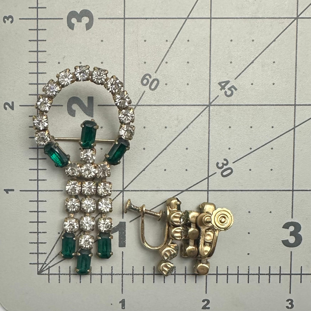 Vintage 1940s gold tone emerald green clear rhinestones brooch pendant earrings