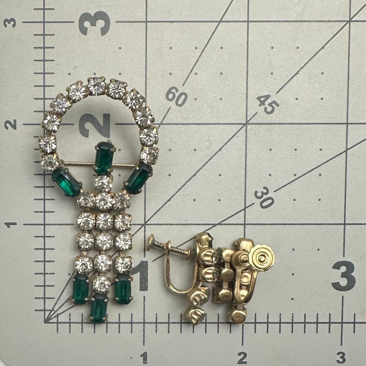 Vintage 1940s gold tone emerald green clear rhinestones brooch pendant earrings