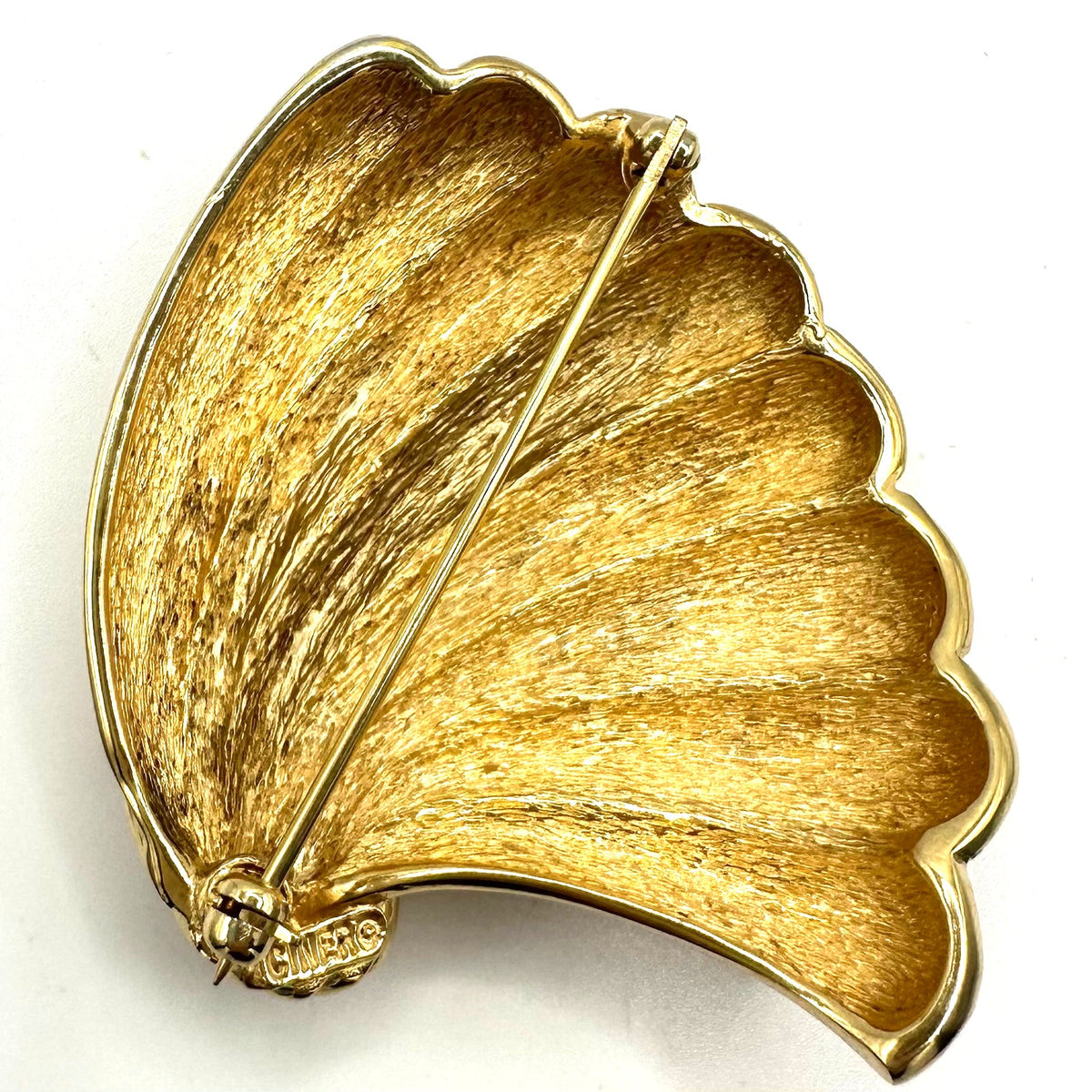 Ciner signed vintage gold tone scalloped abstract shell fan 3D brooch
