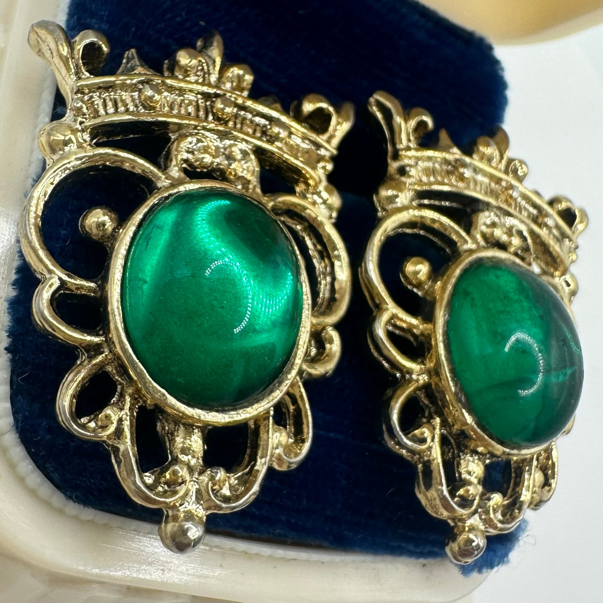 Rose gold tone 12mm emerald green uranium glass rhinestones post earrings