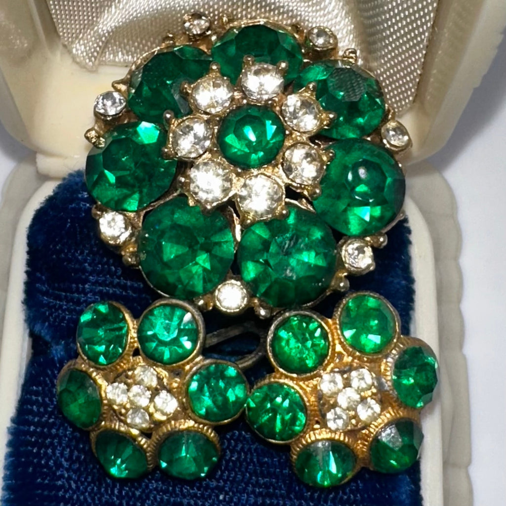 Vintage 1940s gold tone emerald green clear rhinestones brooch screw earrings