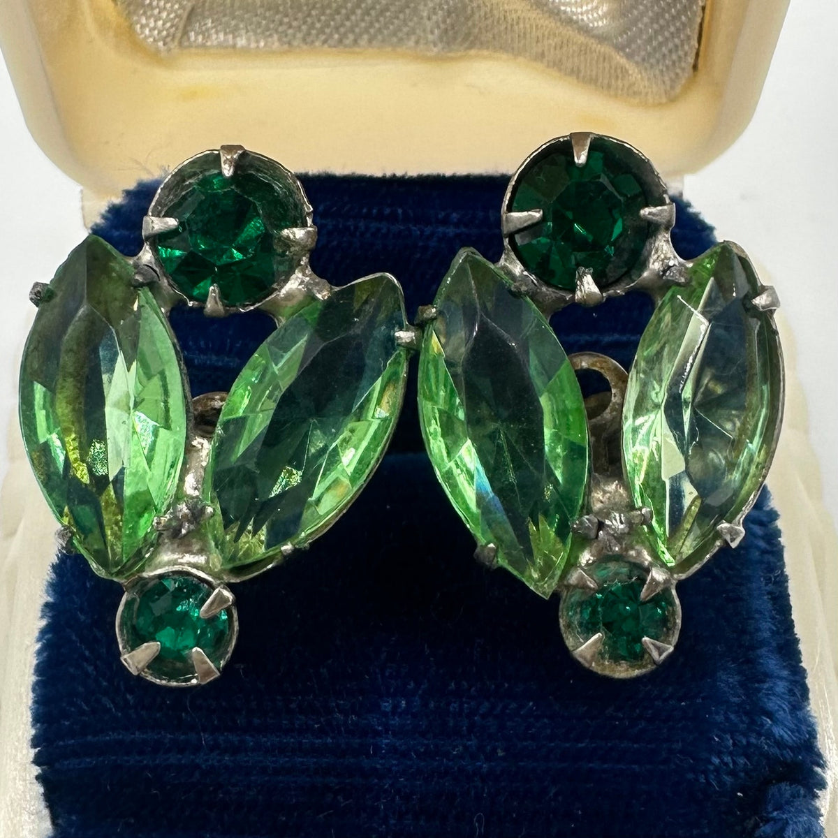 Vintage silver tone light emerald green glass rhinestones screw back earrings