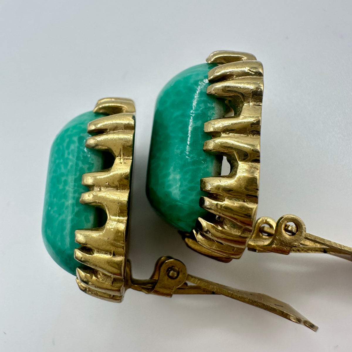 Reja 1940s vintage gold tone green swirled “Peking” art glass clip on earrings