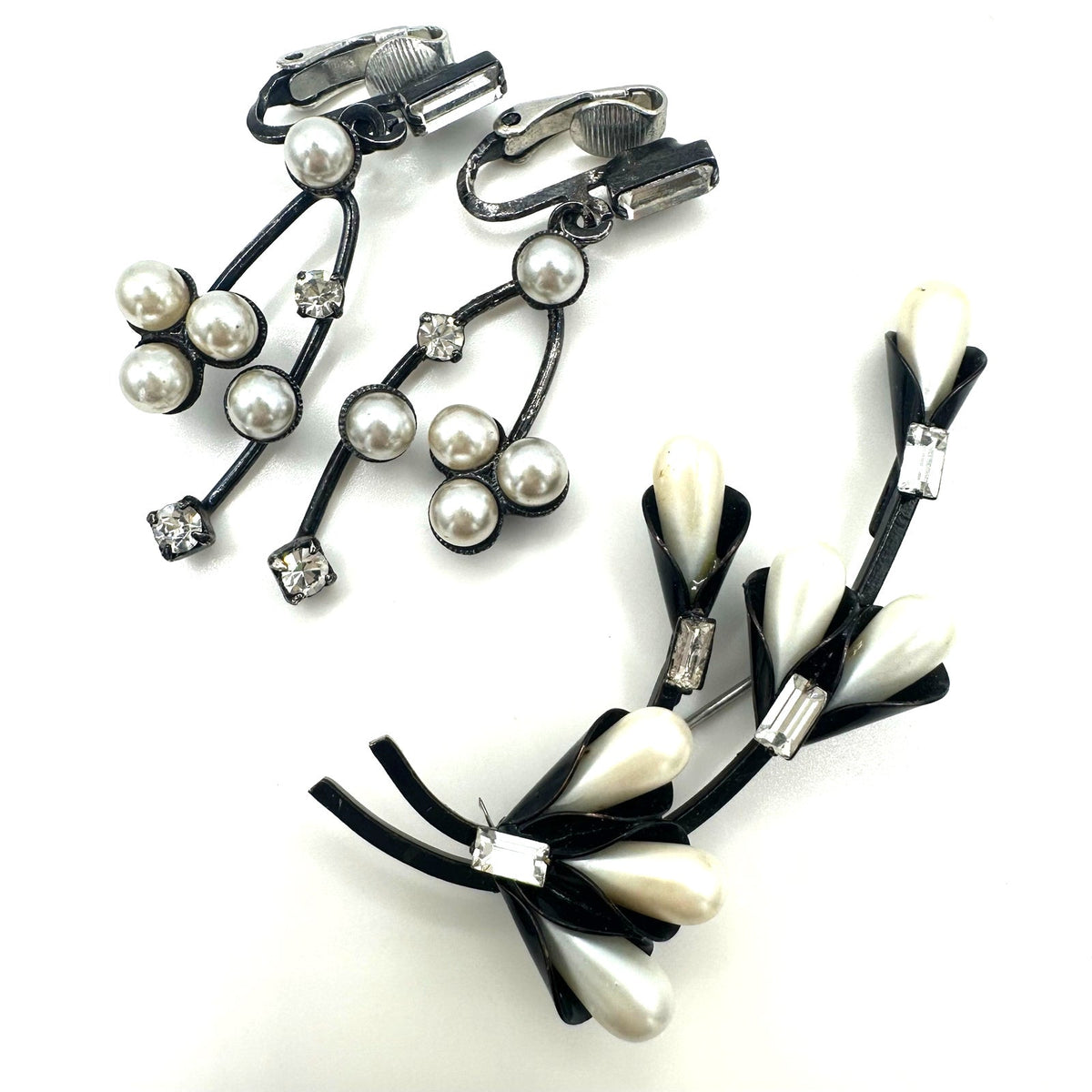 Vintage black japanned faux pearls baguette rhinestones brooch clip on earrings