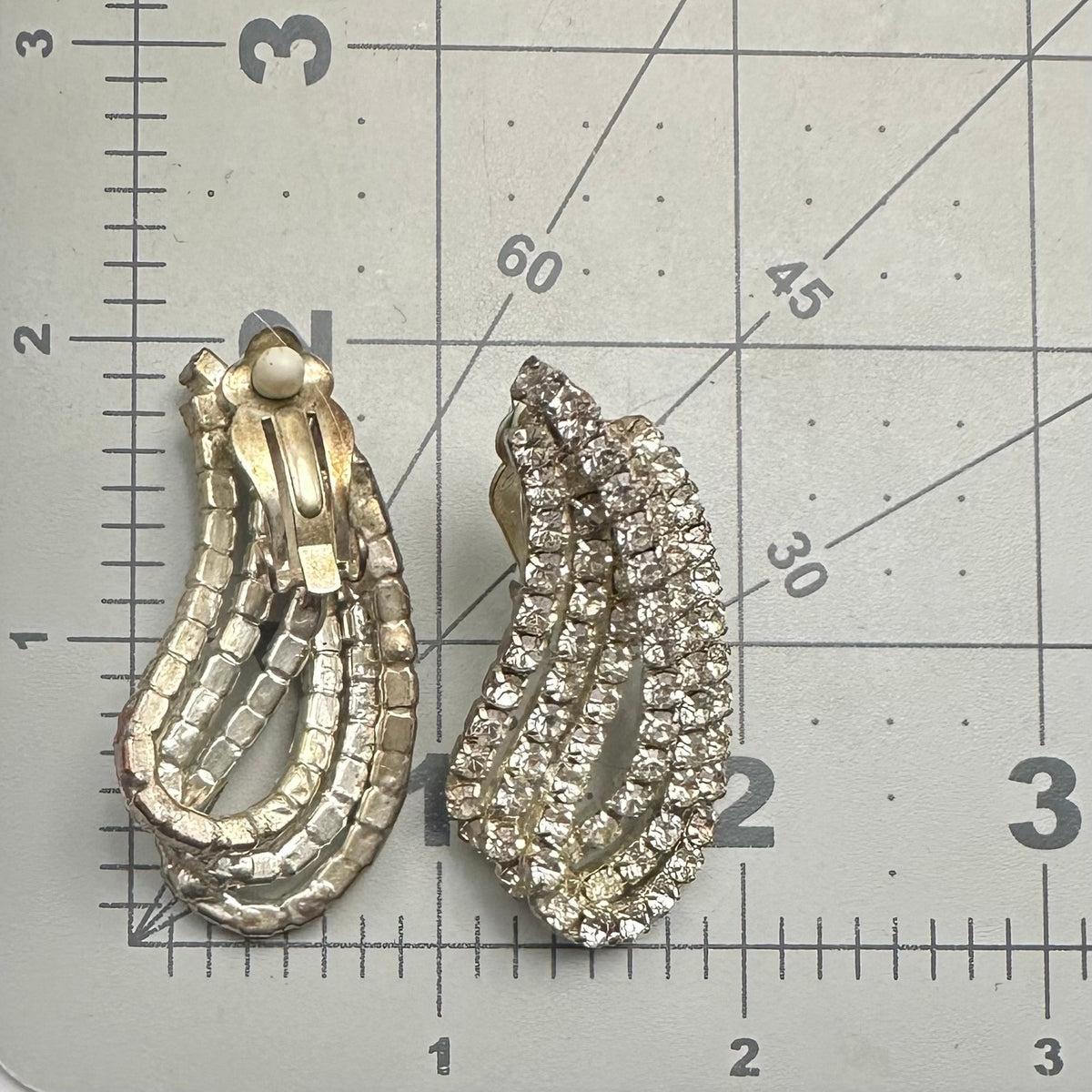 Vintage clear glass rhinestones silver tone 3D paisley clip on earrings