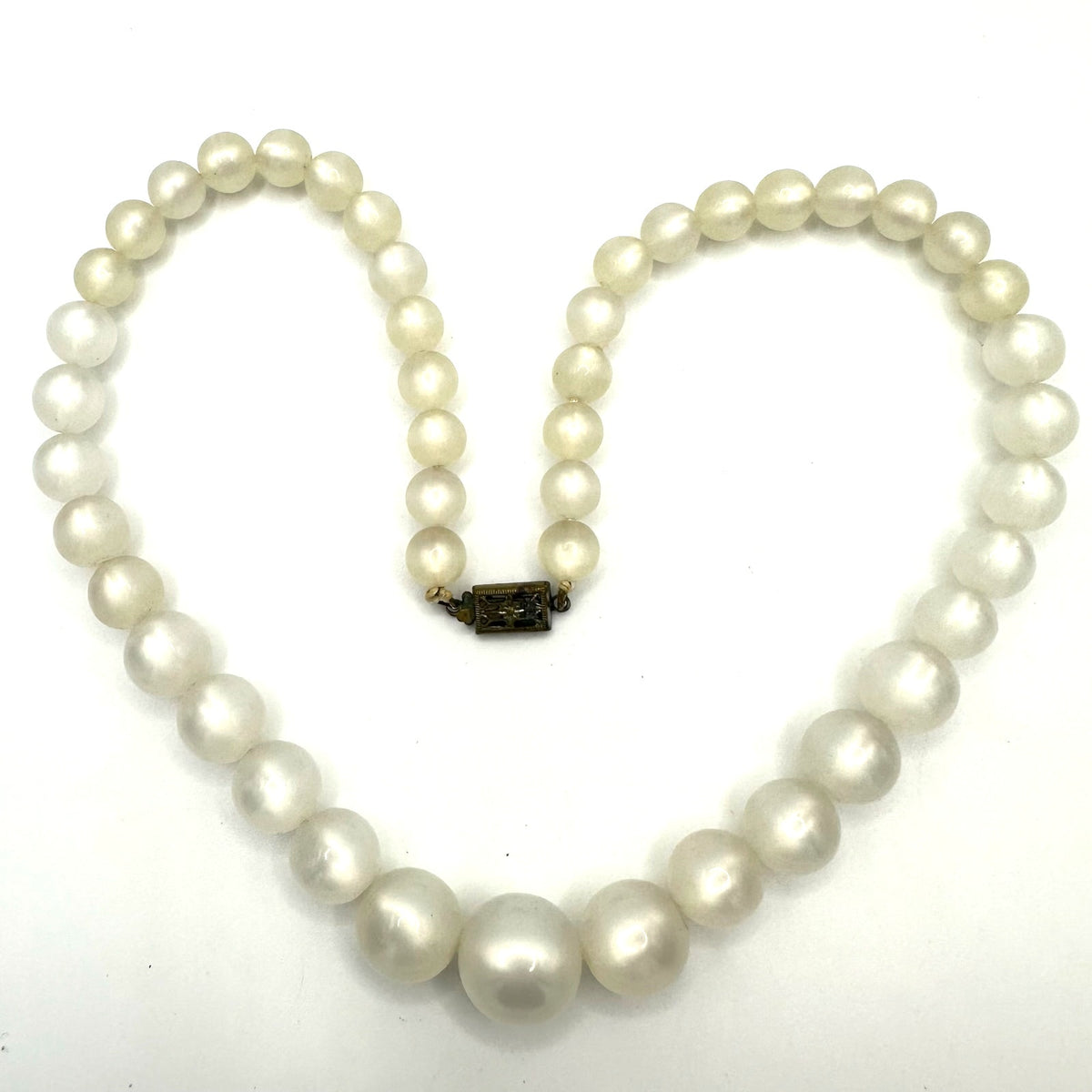 Vintage 1940s pearly white moonglow lucite beads beaded graduated 15" necklace