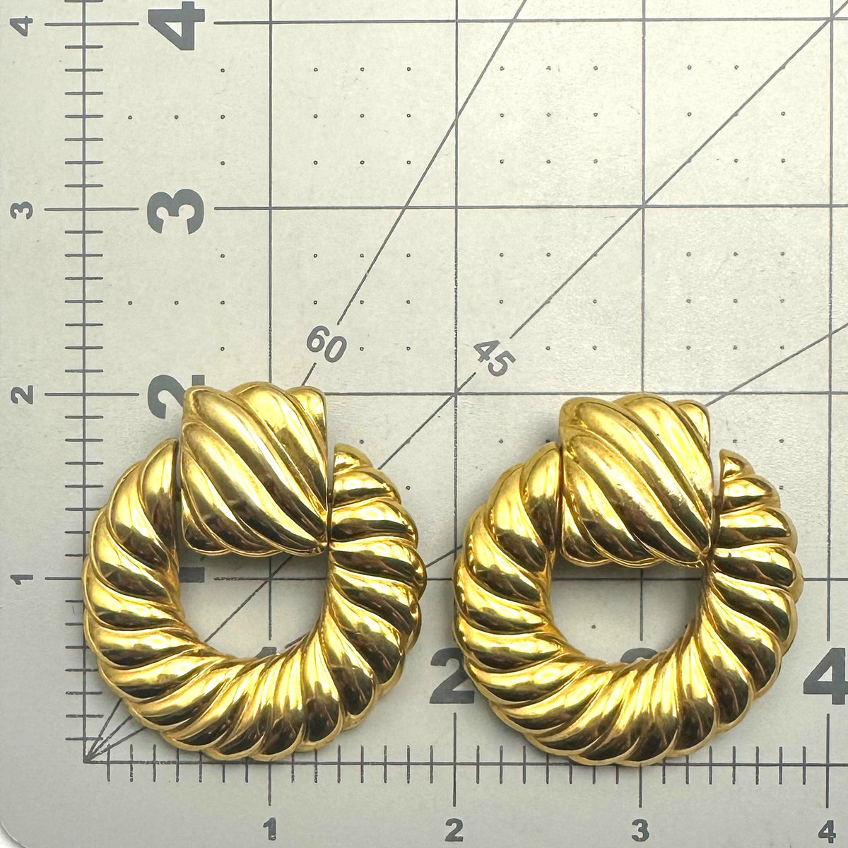 Vintage 1980s 1990s gold tone scalloped door knocker statement clip on earrings